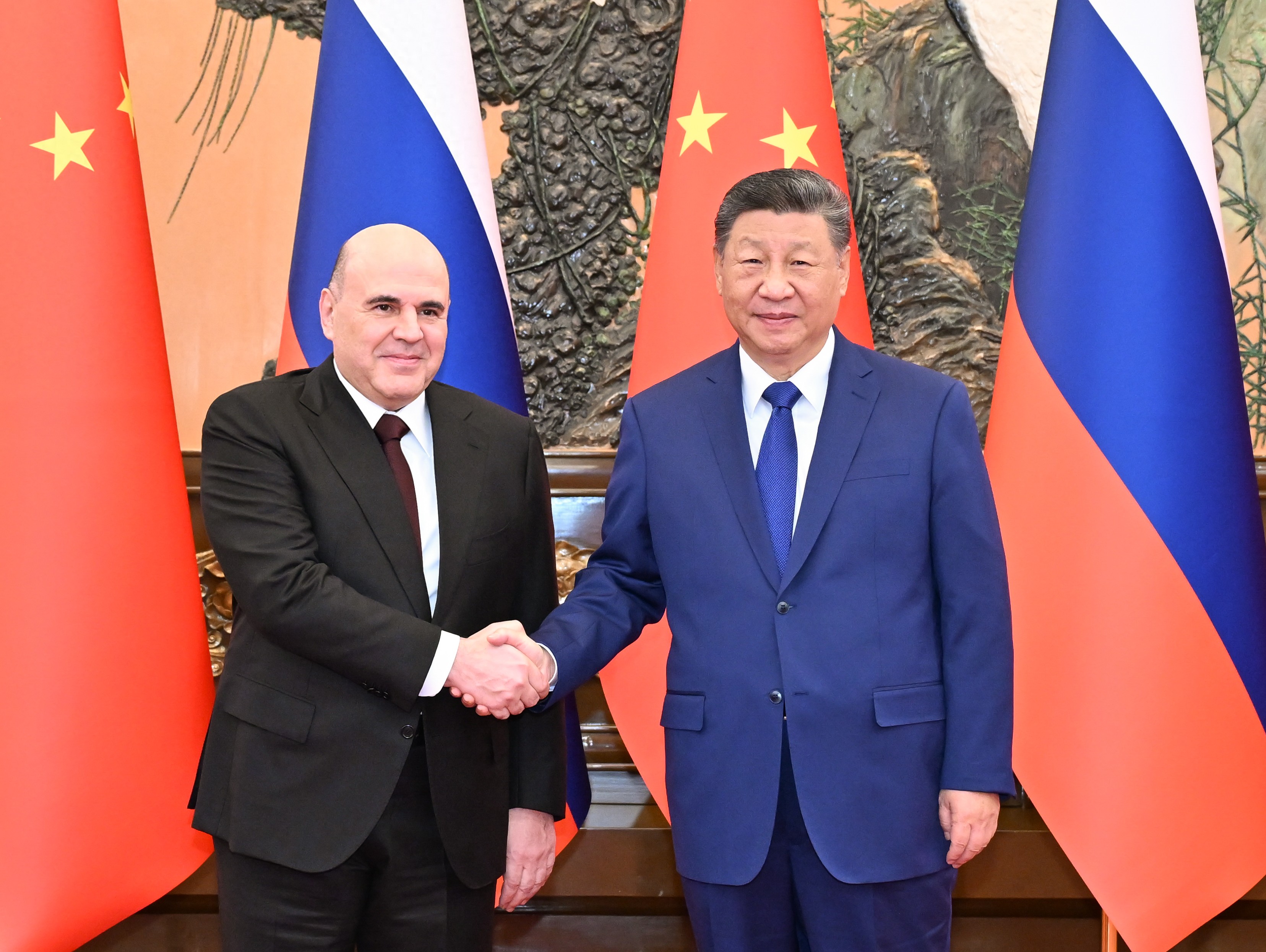 11月4日上午，国家主席习近平在北京人民大会堂会见俄罗斯总理米舒斯京。