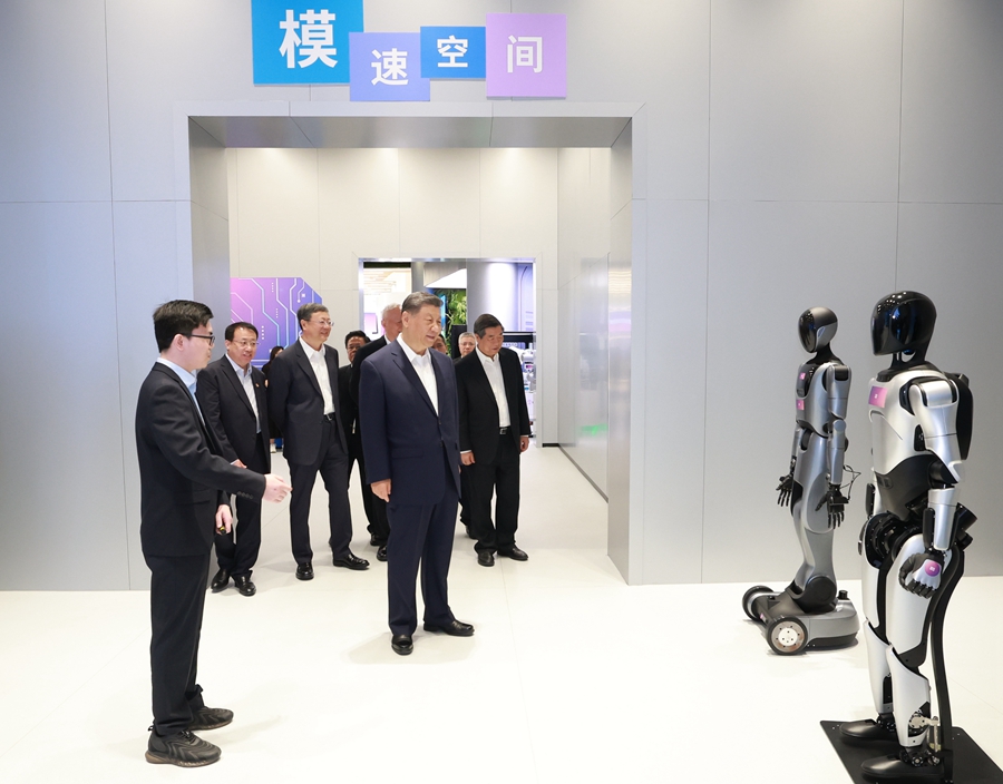 2025年4月29日，习近平总书记在上海“模速空间”大模型创新生态社区，听取相关技术研发和企业生产经营介绍。
