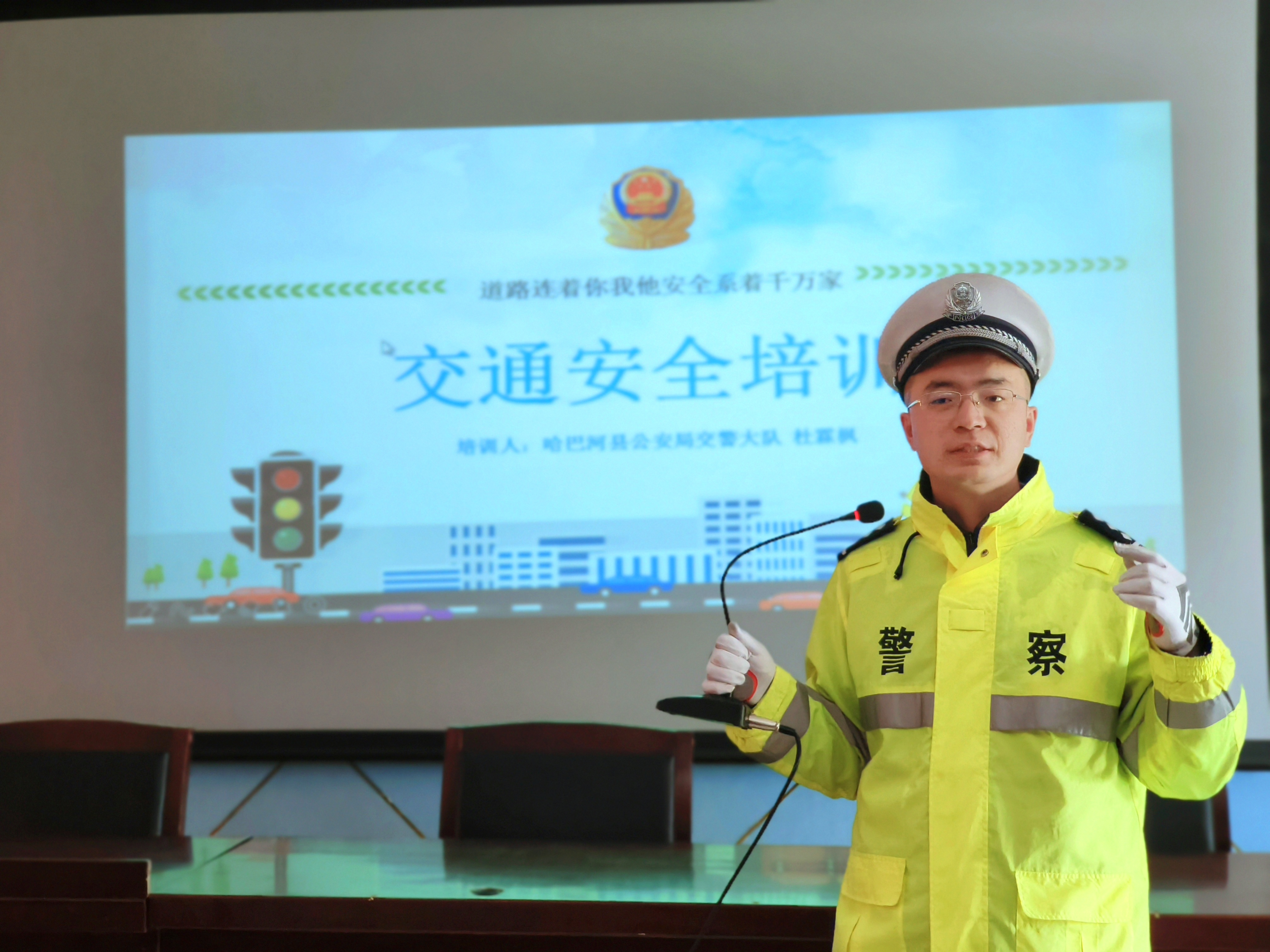 民警为县初级中学学生上开学交通安全第一课.jpg
